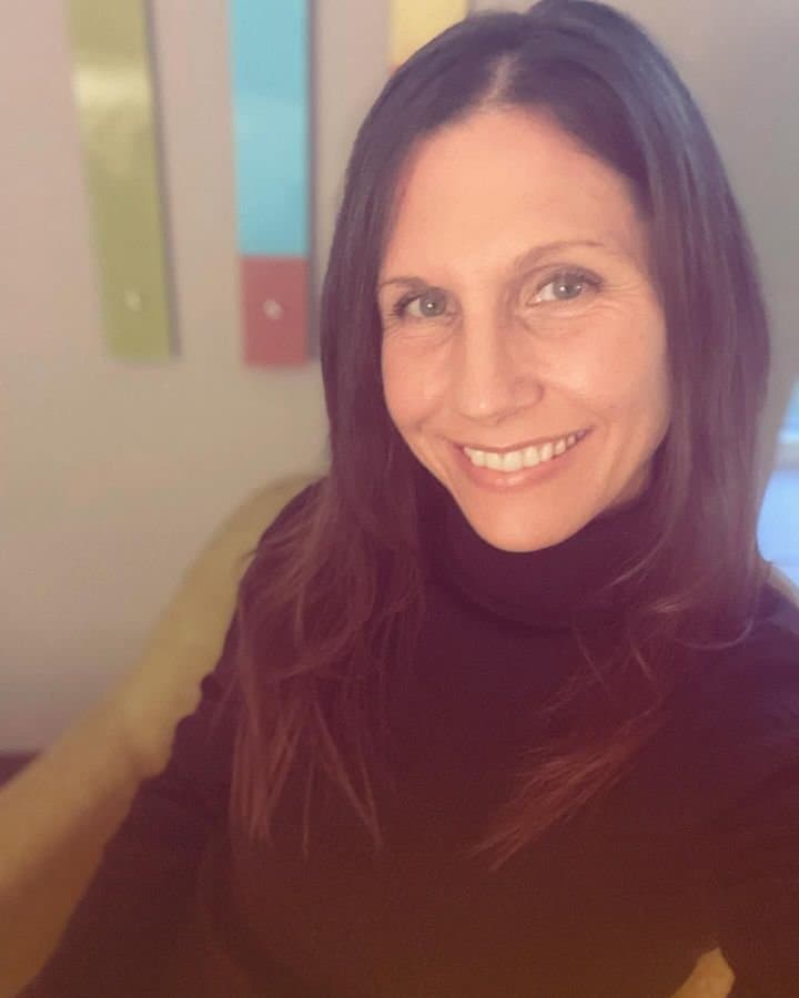 Not great quality, but we get a quick flash of Christie’s tan titties on spring break