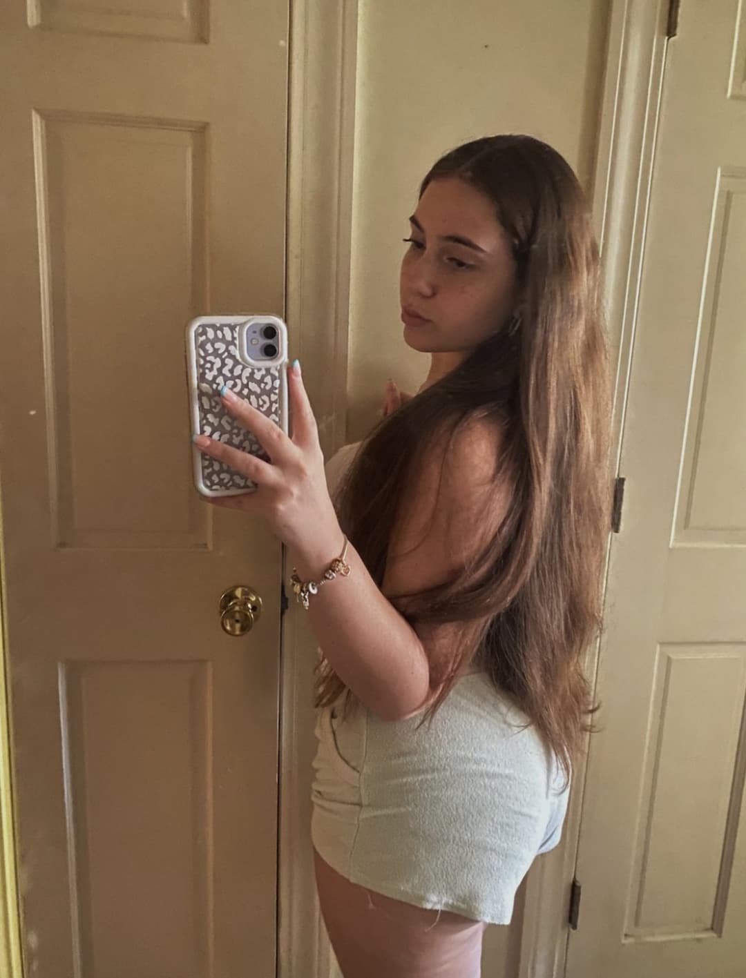 my sister has the fattest juiciest ass. i cant stop cumming to her.