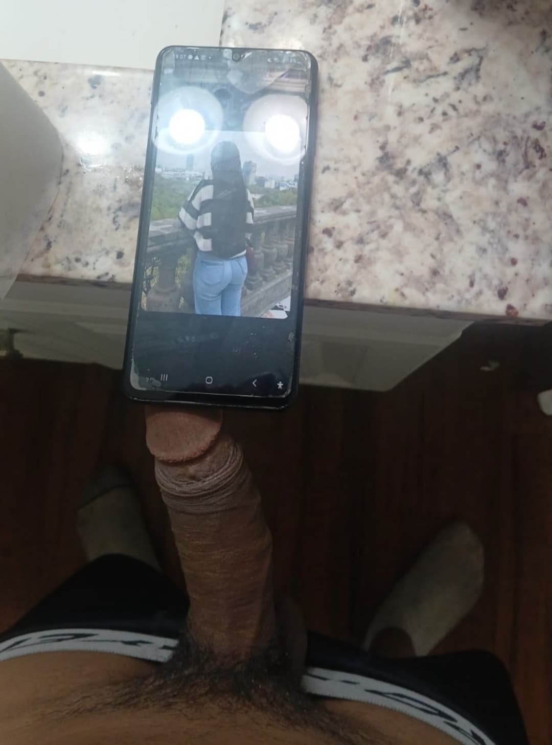 seguidor me manda su gran pene con mi foto. espero también se hagan otra foto igual y me la manden