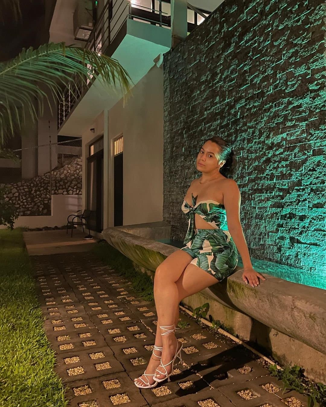 Click to view full size NN pretty legs mixed latina