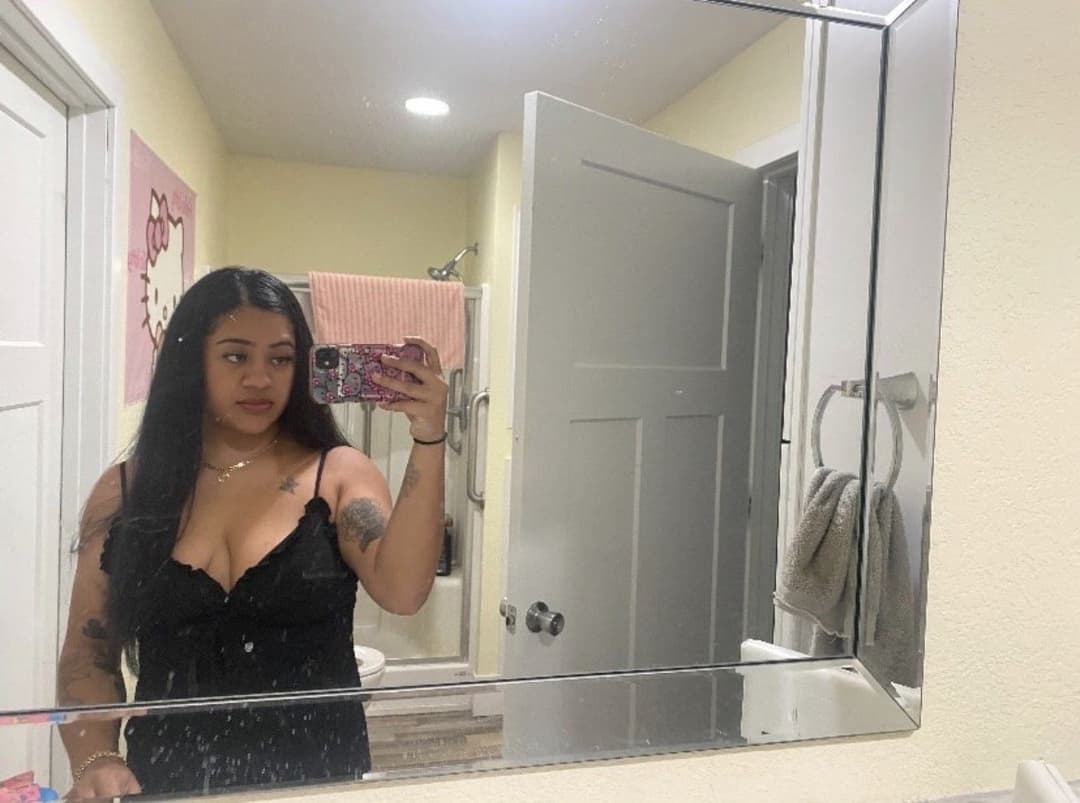 IRL (Julie) who used to strip, have an onlyfans, and cam (DM if you have more)