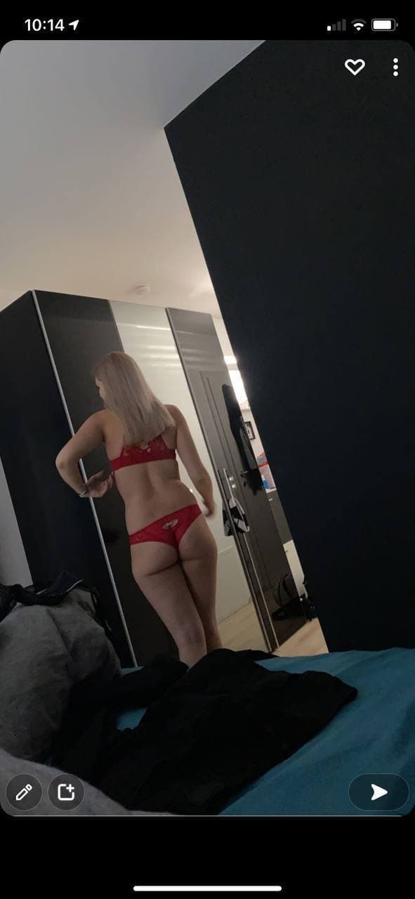 Exposing this perfect blonde with a perfect ass