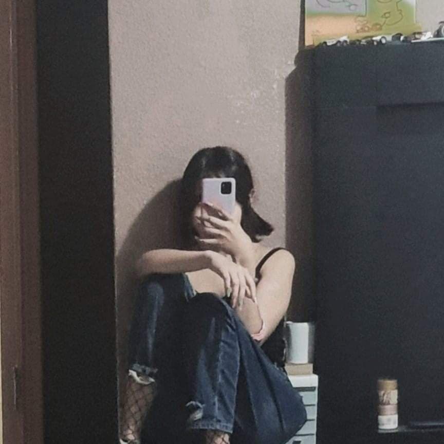 Egirl shows her tits