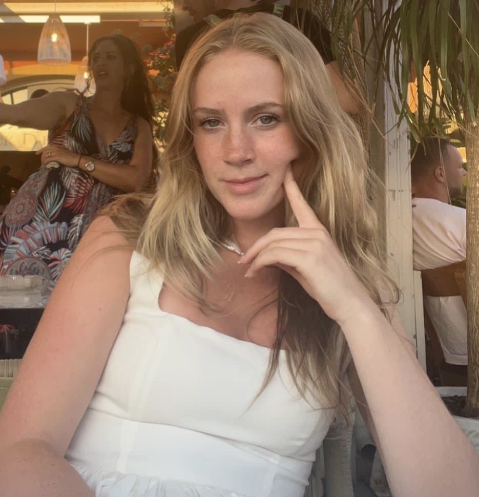 Sexy babe! Repost, like and comment. Share her. Make me happy. Pm