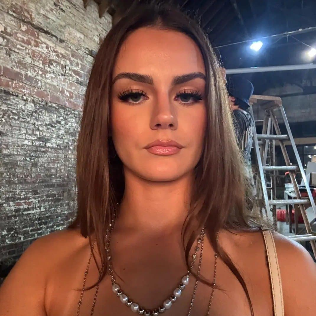 Click to view full size Petite brunette slut. Girl next door turns into sexy hollywood whore.