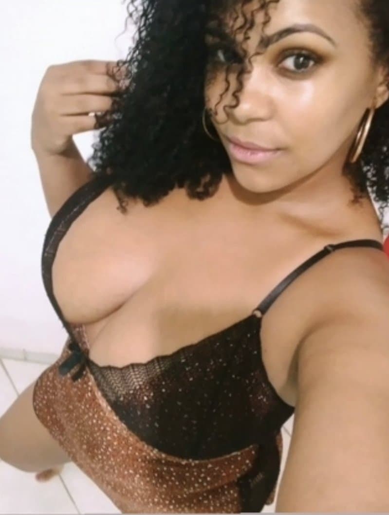 Coroa morena gostosa de Jacareí adora se exibir de lingerie | Coroa rabuda e peituda