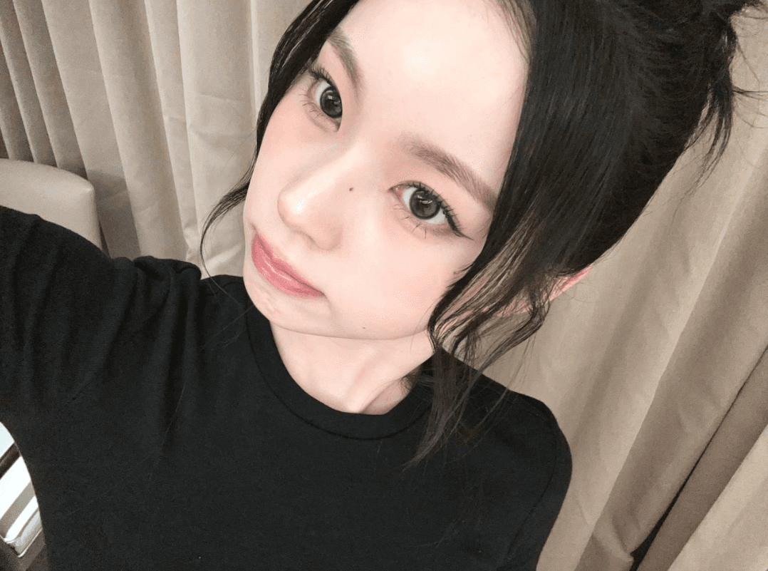 Kyujin nmixx likes her fans to treat her like a slut by filling her face with cum