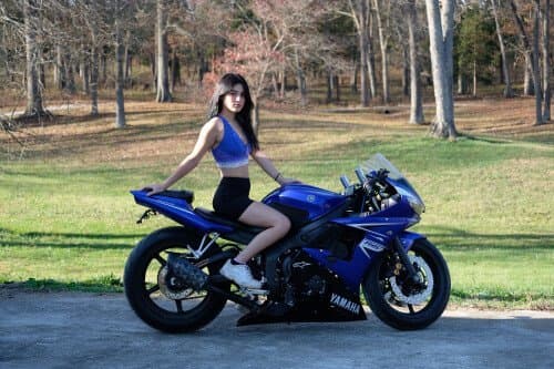 White emo slut is a dirty slut and spreads her pussy