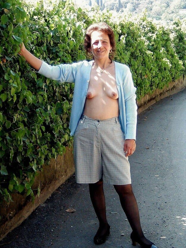 LE PIACE MOSTRARSIE FARSI FOTOGRAFARE DAI GUARDONI