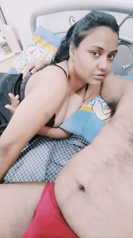 Indian Milf Slut Slim (Old Pics) vs Chubby (New Pics) Kiruthika Aunty Big Boobs Masturbating