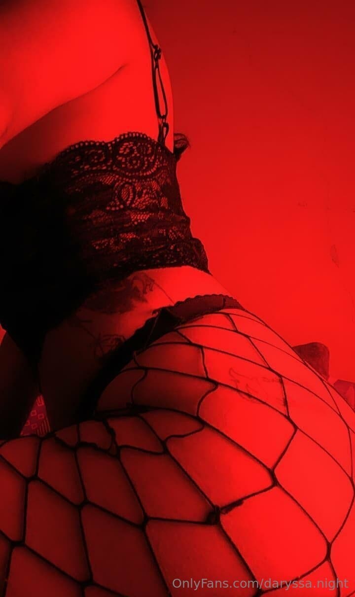 A esta putita flaquita le gusta exhibirse y masturbarse con su enorme dildo