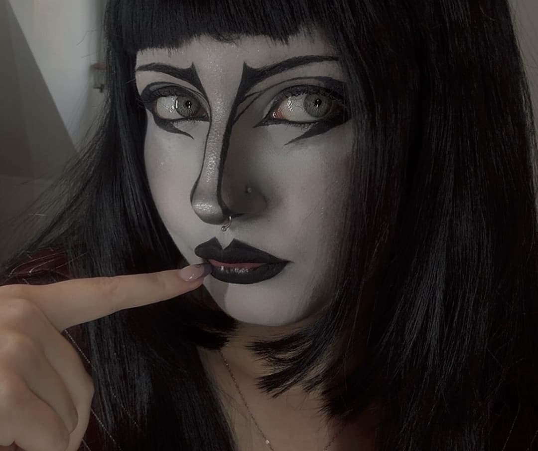 Click to view full size Goth slut fucks herself for praise