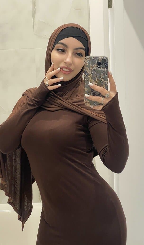 Noémy la plus grosse chienne arabe ?? ( Gros Seins - Gros Cul )