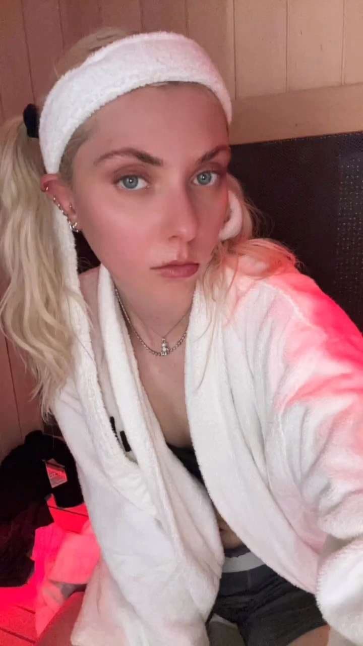 Taylor Momsen Sauna selfies