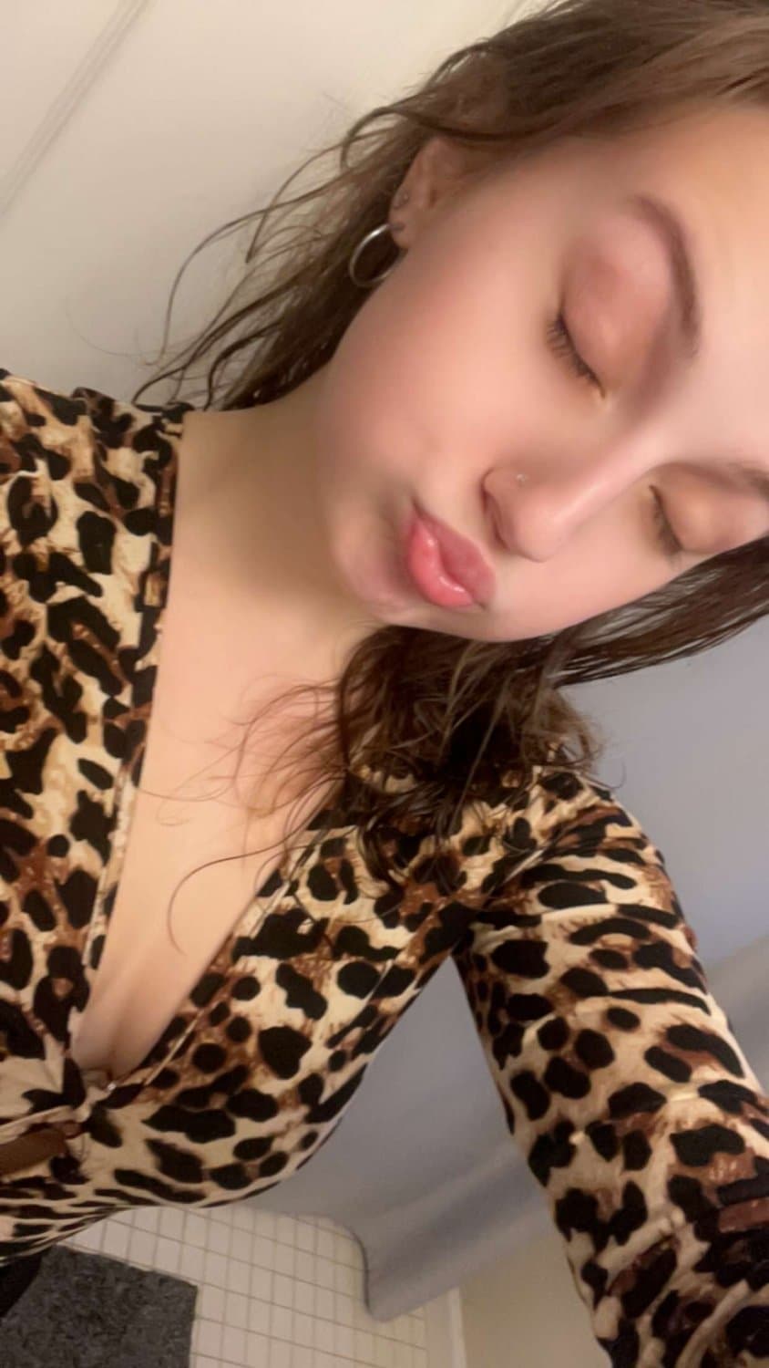 Click to view full size This horny 19 year old slut loves to fuck herself for older men