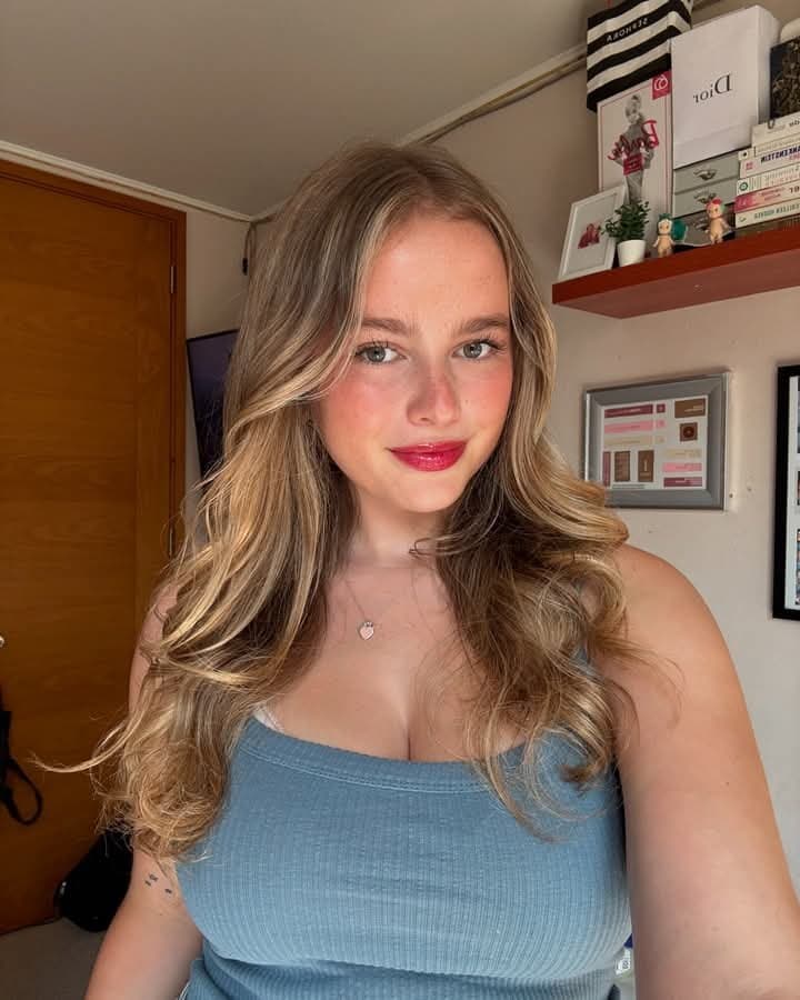 La puta tetona de Giulia, esta recien desbloqueada con 18?lista para recibir una cogida brutal