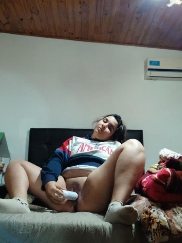 Chica de buen culo jugando con su desodorate lo usa como dildo  aya qe caliente