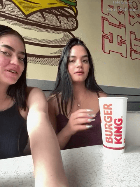 moças no burger king