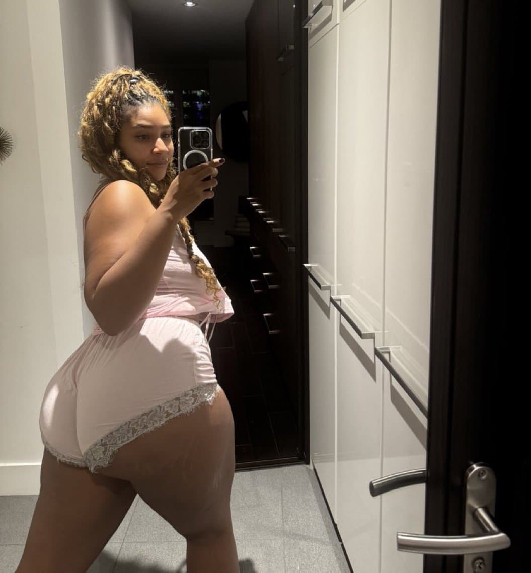 Click to view full size Sexiest lightskin baddie sapphire????