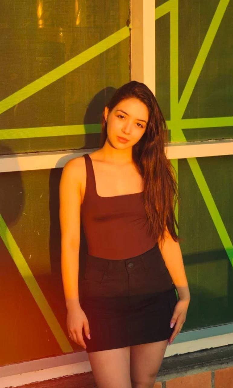 Novinha ninfeta sendo dedada pelo namorado