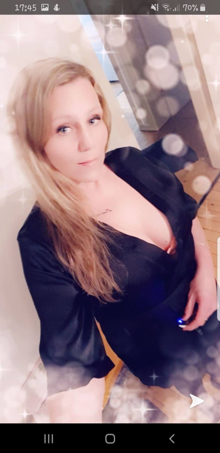 Yvonnethemilf (found my moms nudes in her early 30s)