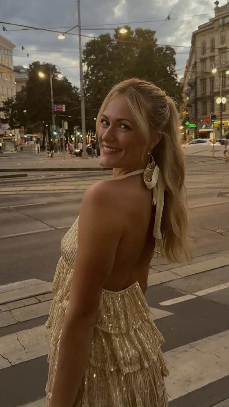 Young german slut earns money as escort / junge deutsche schlampe verdient ihr Geld als Escort