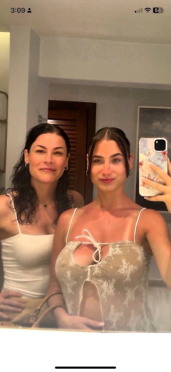 Found my friends little sisters VSCO. MAN she has some fuckin heavy hammers on her?