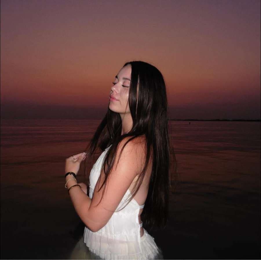 Ma soeur de 21 ans elle est trop belle régalez vous les gars