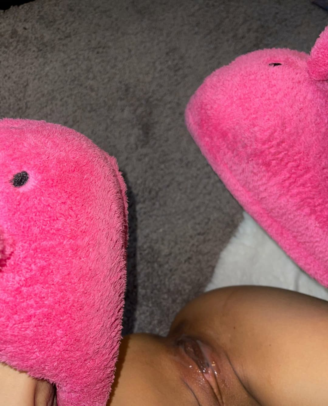 Sexy ebony stripper plays with juicy pussy