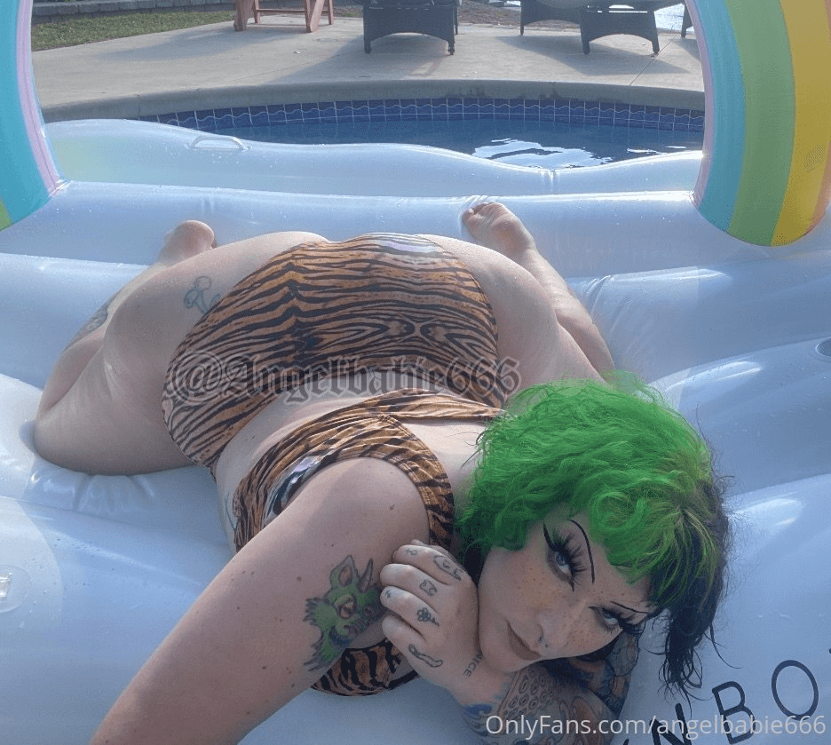 I luv GoTHICK BiG bo0Ty h03s.. Vicky !!!