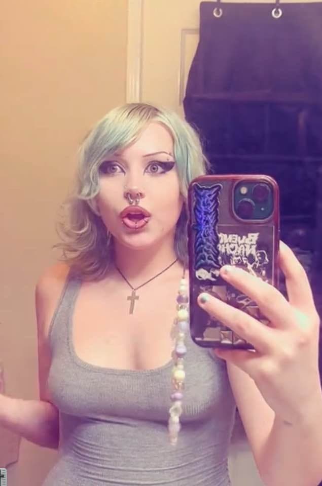 18 year old Alternative Teen Ashlyn