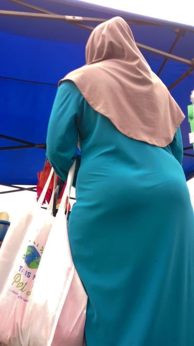 Hijab arabian milf in street ?hidden camera
