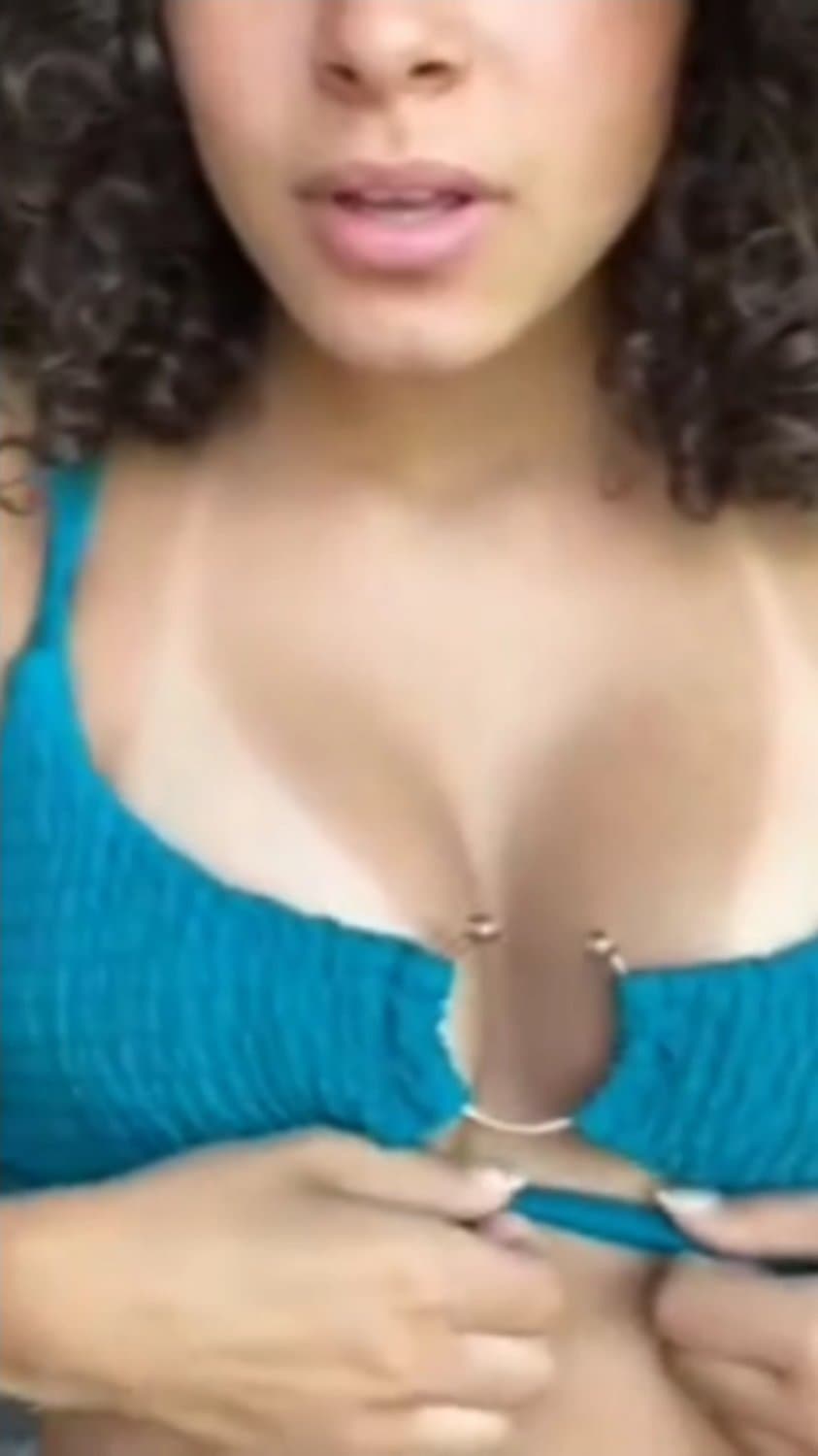 Gabriella Saraivah mostrando seu biquíni azul