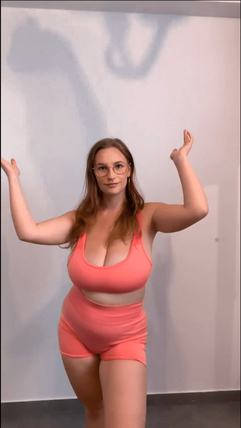 Nice tits sitting in tops 4❤️