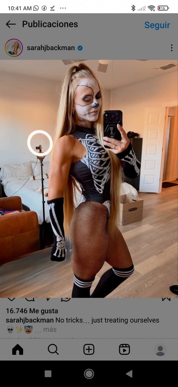 Sexi Blonde muscle girl destroy machos armwestling