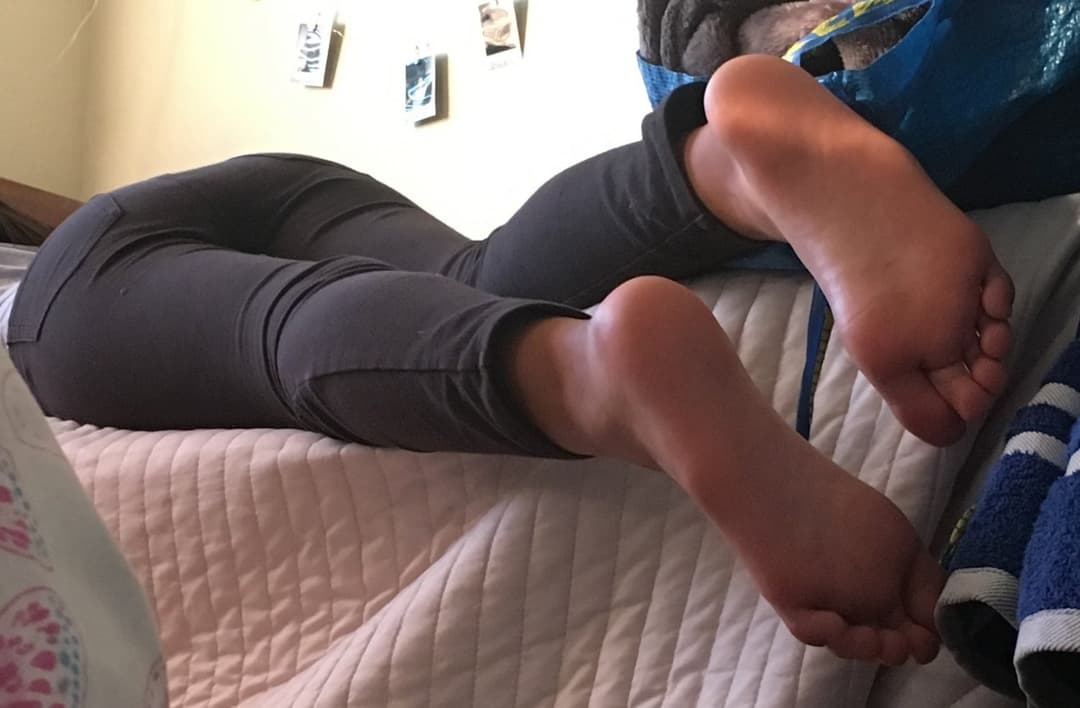 Fat Ass College Teen Feet Soles Caught of Guard