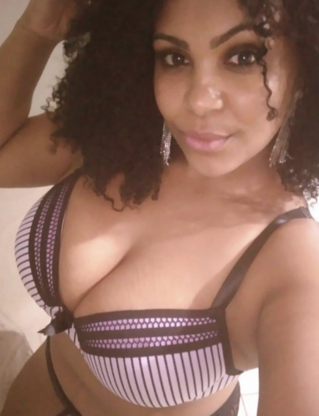 Coroa morena gostosa de Jacareí adora se exibir de lingerie | Coroa rabuda e peituda