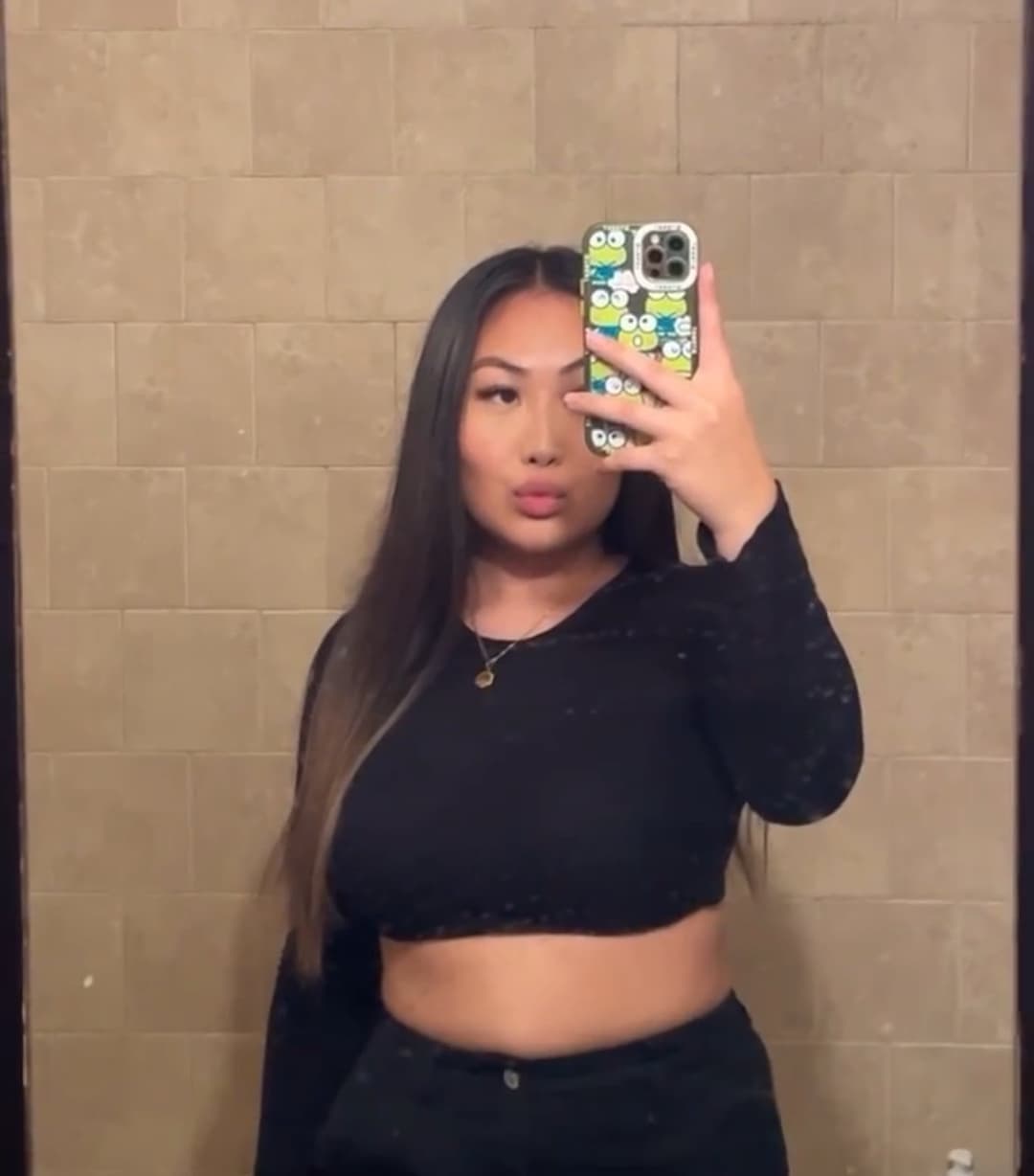 Autumn, 22 | PAAG webslut shows off her dick sucking lips and curves