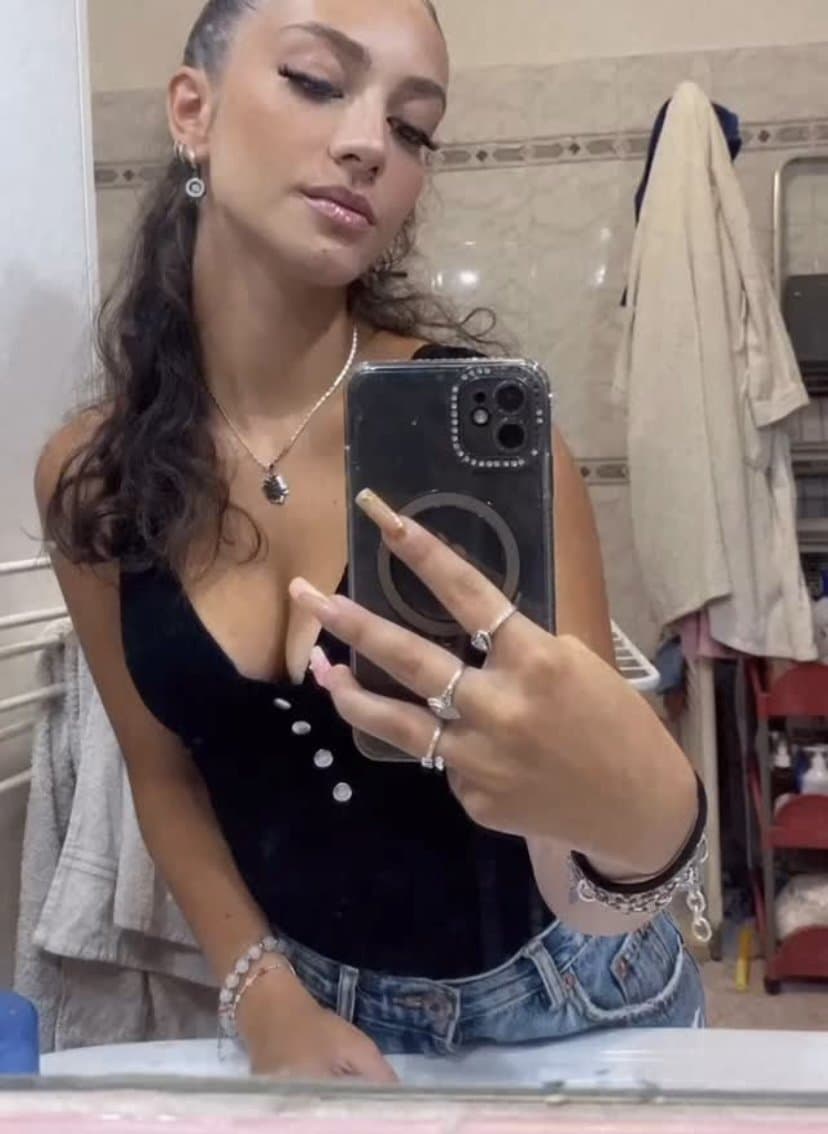 La mia ragazza è così sexy, guarda il suo seno, chi ne vuole di più????? DM!