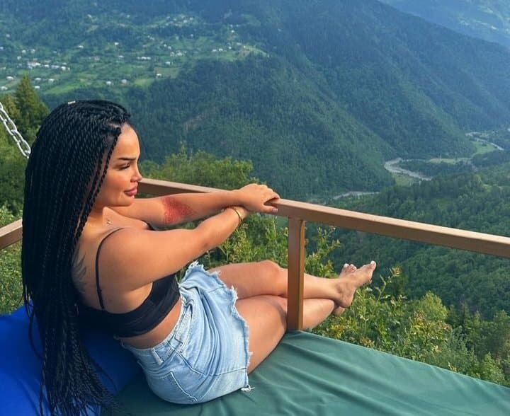 Sexy glamour feet pedicure woman sexy tits