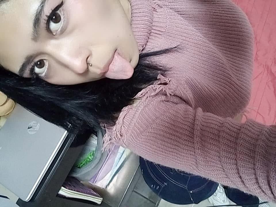 Puta mexicana muestra las tetas en lencería