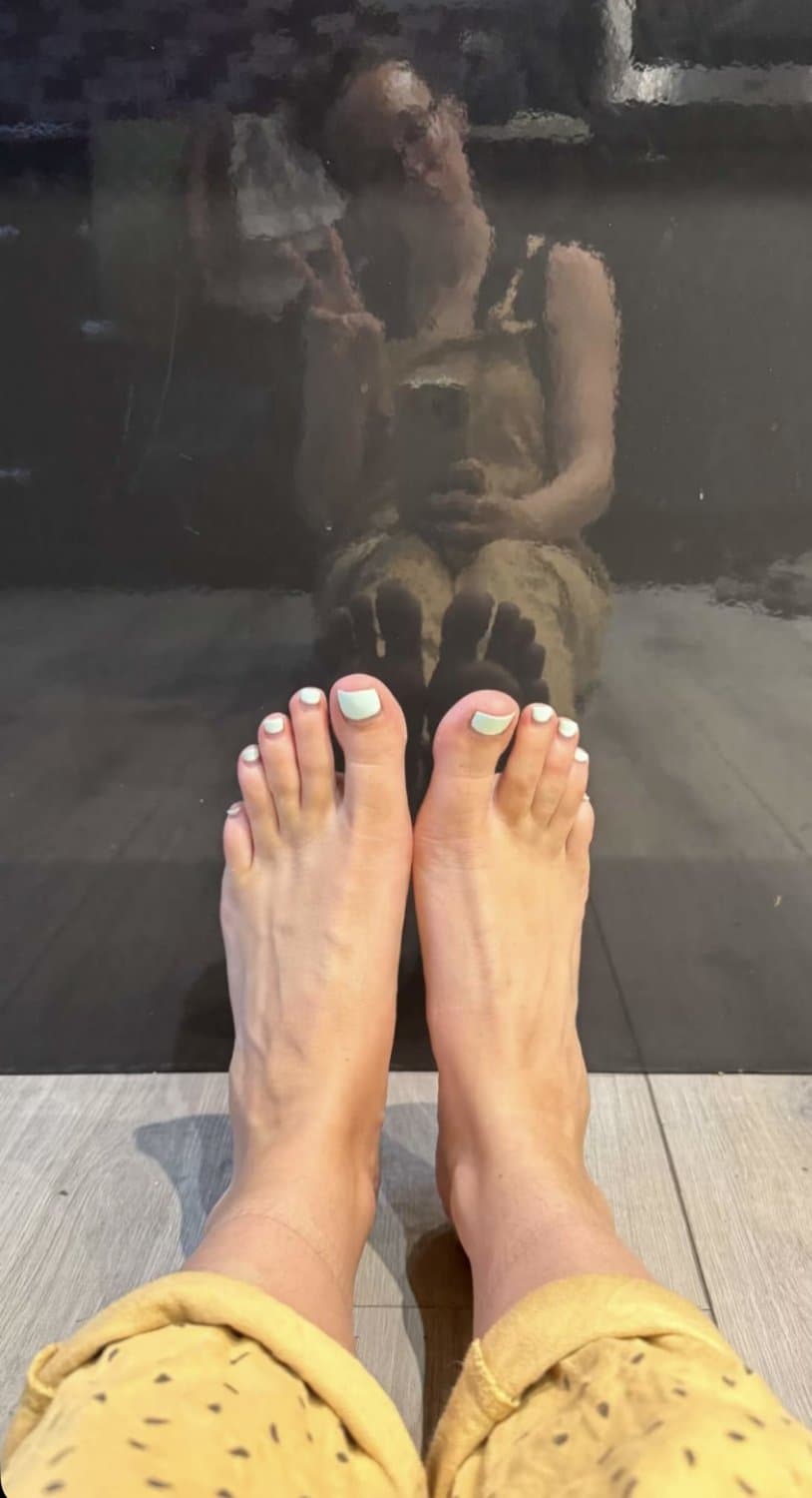 Love sexy pawg feet and soles message me to get off to feet! Telegram Moonlight5674 (18+ legal only)