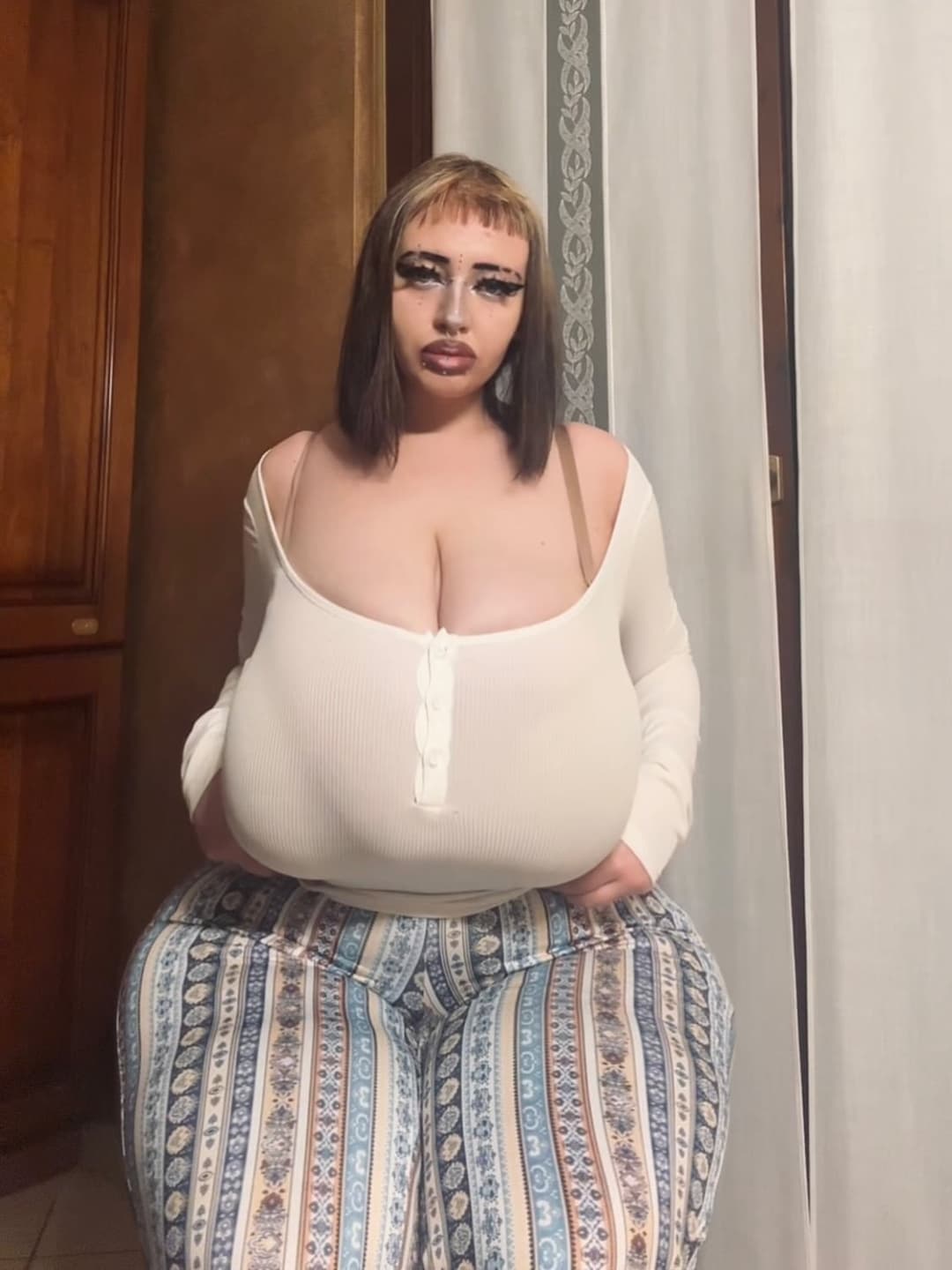 Thick ass Italian with huge ass and big tits