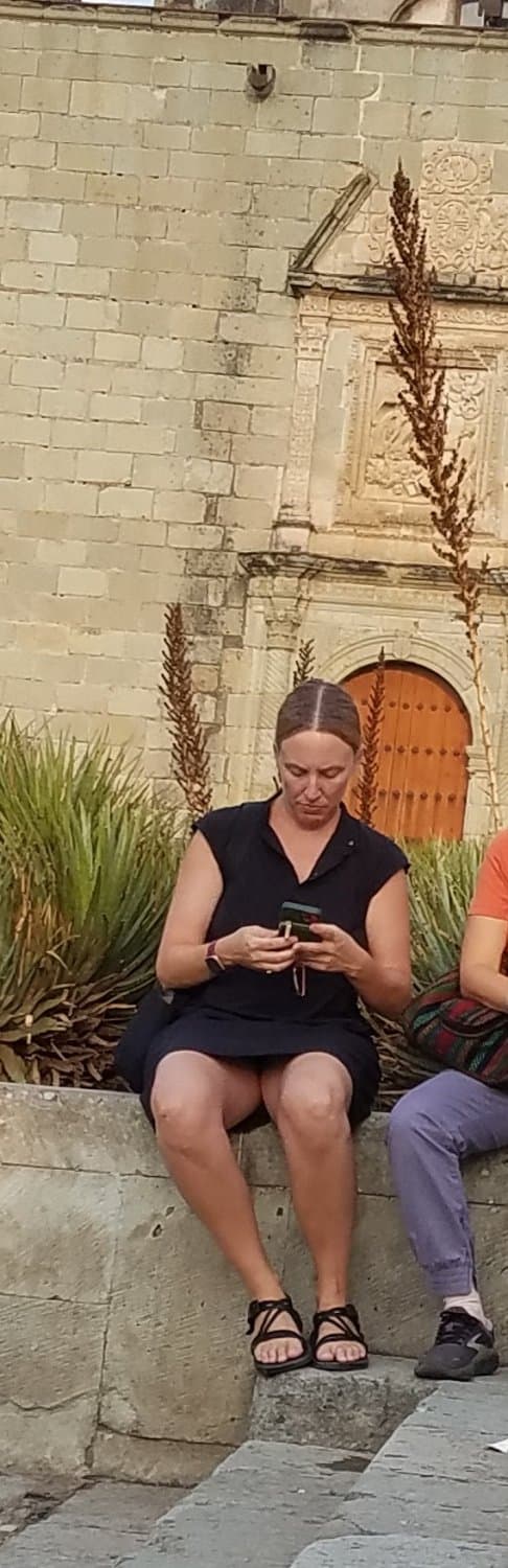 blondie in drees  (legs)