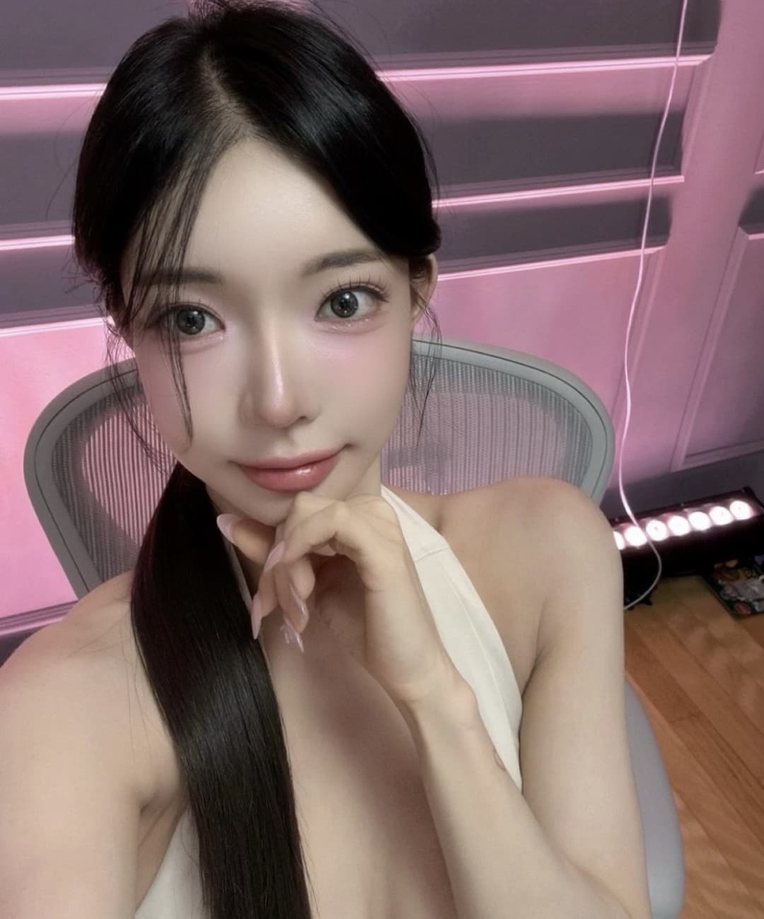 Asian streamer Seungvley masturbates