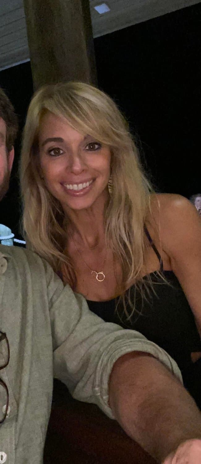 Click to view full size Sarah only shows her ass to everyone in the club, but goes on the G G W bus and shows much more