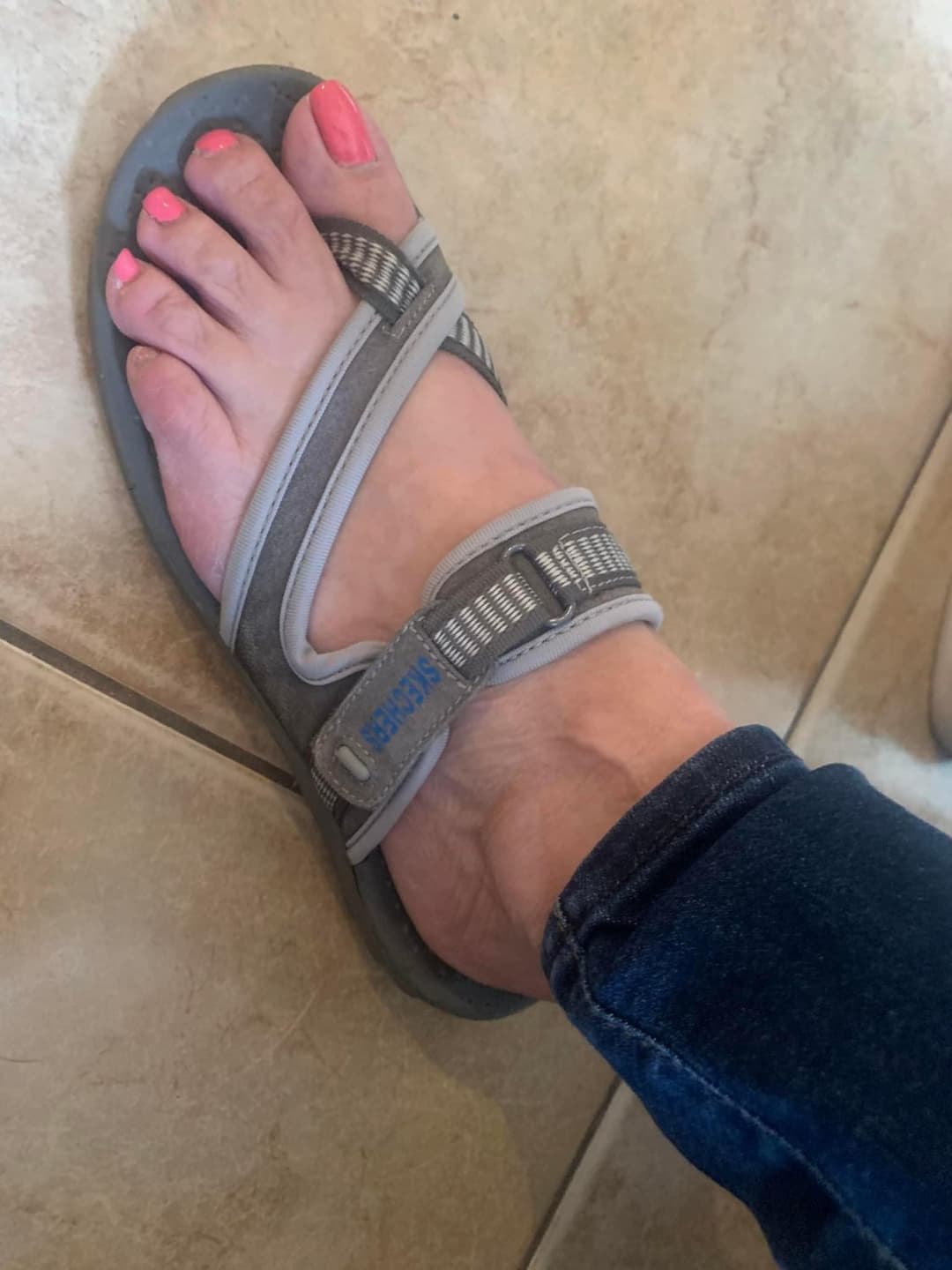 Click to view full size I would still tear this up even tho she a bit old she got big tits and cute toes lowkey