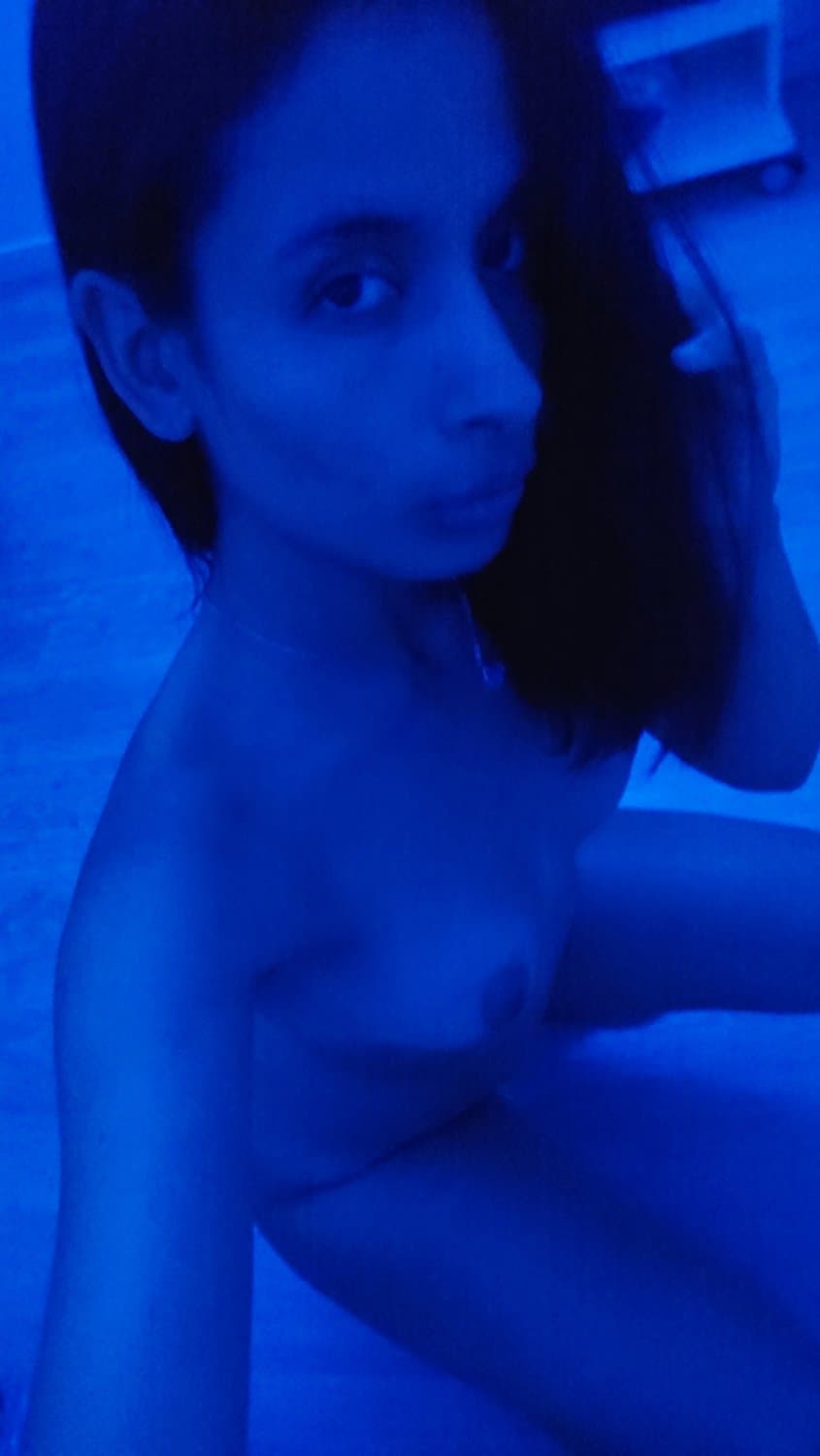 My special and Favorite Color ???? That Necklace Is fucking beaitiful??