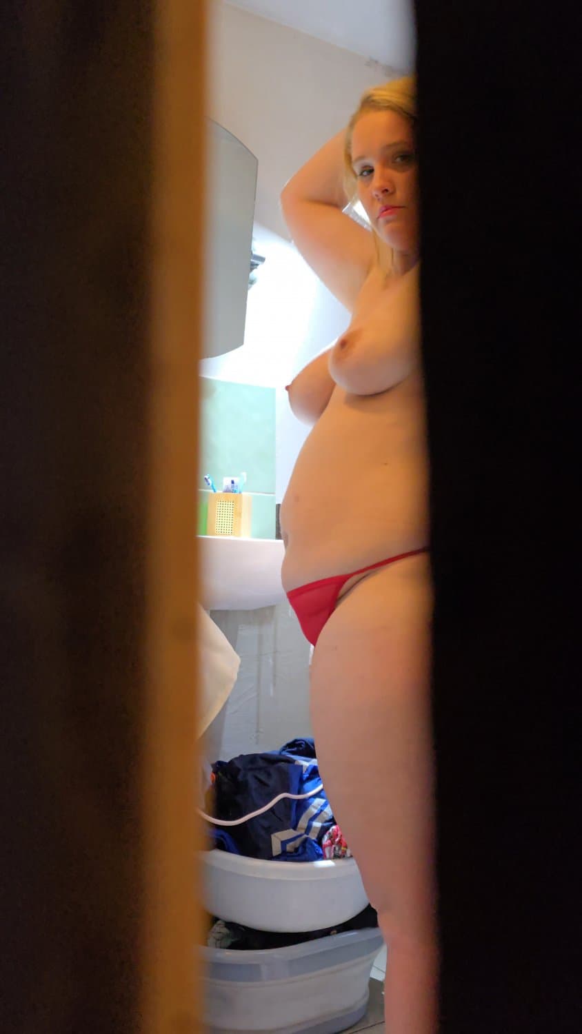 Very hot hidden cam bath