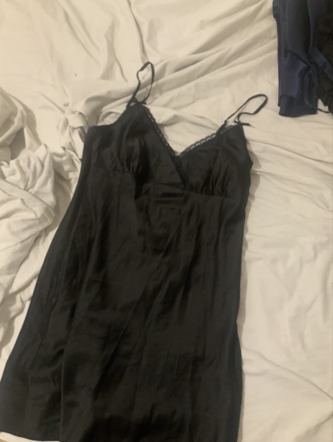 I stole mommy clothing to jerk of - J’ai volé les habits de maman pour me branler